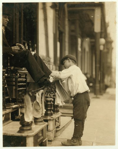 Michael Mero, 2 West 4th St. Schoenpoetser, 12 jaar oud, werkt een jaar uit eigen wil. Rookt niet. Buiten na 23.00 uur op 21 mei. Werkt normaal 6 uur per dag. Locatie: Wilmington, Delaware. door Lewis Wickes Hine